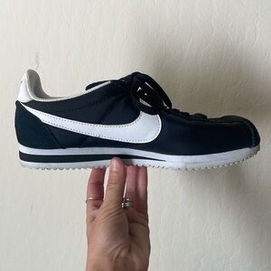 Black and white women’s Nikes size US 7 material:nylon